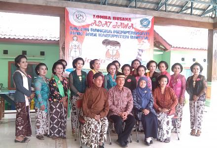 DESA TERONG MENGADAKAN LOMBA BERBUSANA JAWA